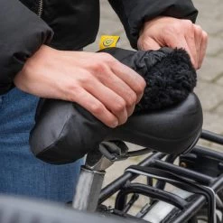 Sunny Bum Zadelhoes, Fietszadel Dames En Heren, Waterdicht En Comfortabel, Incl. Fietsslot En Veiligheidskabel, Dubbelzijdig Zadel Met Schapenvacht -Fietsonderdelen Winkel 1200x1200 466