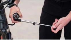 BBB Cycling Airshock Minipomp - Fietspomp Met Drukmeter - Pomp Mini Met Manometer - 28 Bar - Zwart/Zilver - BMP-29 -Fietsonderdelen Winkel 1200x684 2